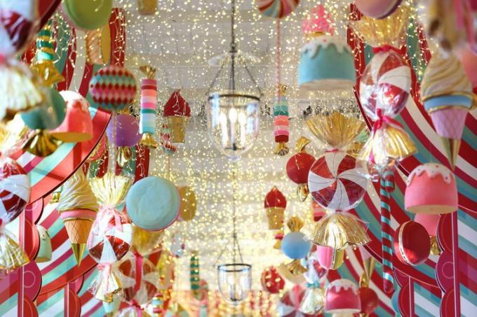 Ornamenti a tema caramelle pendono dal soffitto del corridoio tra l'ala est e la Residenza durante un'anteprima mediatica delle decorazioni natalizie alla Casa Bianca il 27 novembre 2023 a Washington, DC. 