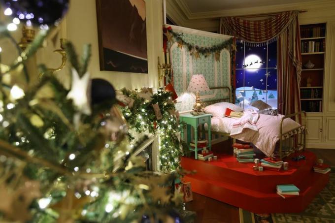 La Biblioteca della Casa Bianca è decorata per onorare la tradizione e la magia delle favole della buonanotte durante un'anteprima mediatica delle decorazioni natalizie del 2023 il 27 novembre 2023 a Washington, DC.