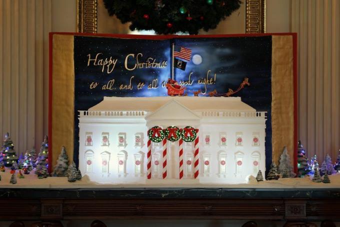 Una Casa Bianca di pan di zenzero viene esposta nella sala da pranzo statale durante un'anteprima mediatica delle decorazioni natalizie del 2023 alla Casa Bianca il 27 novembre 2023 a Washington, DC.