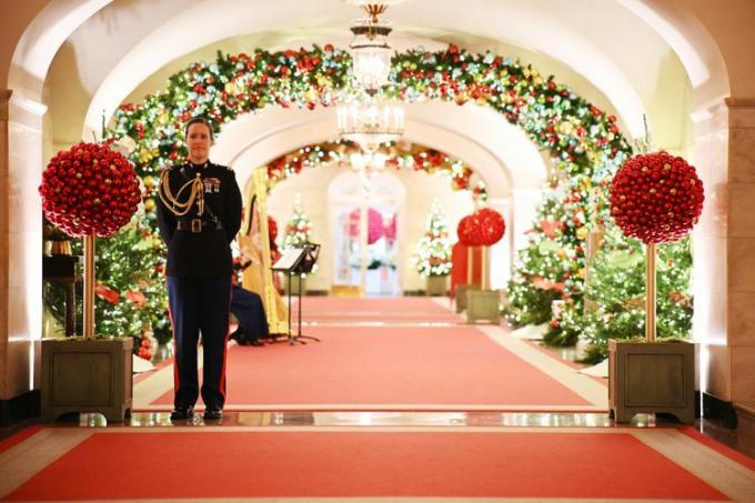 Un corridoio decorato per le vacanze durante l'anteprima mediatica delle festività della Casa Bianca del 2023 a Washington, DC.